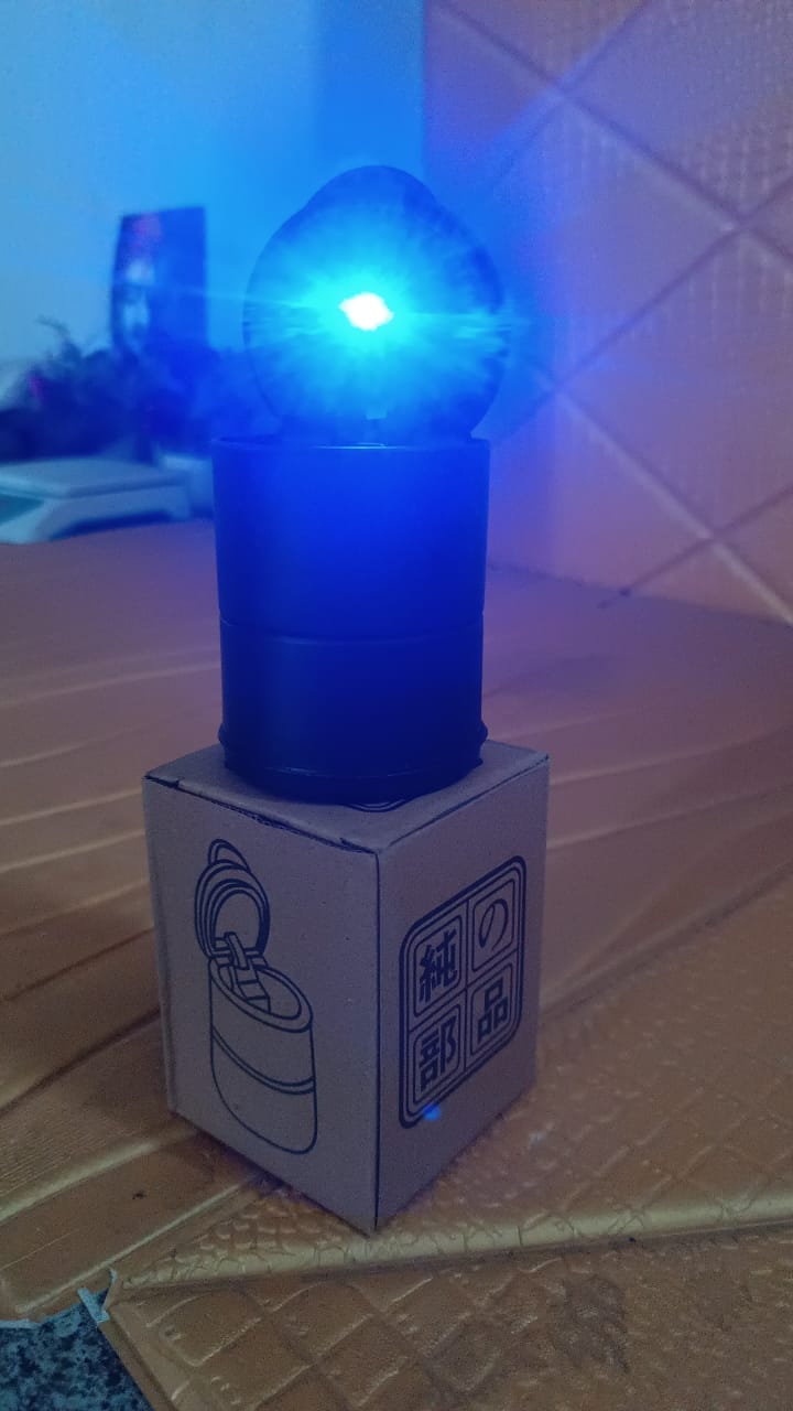 Portable Car Ashtray with Lid and Blue LED Light (1 Pc) Portable Car Ashtray with Lid and Blue LED Light (1 Pc)